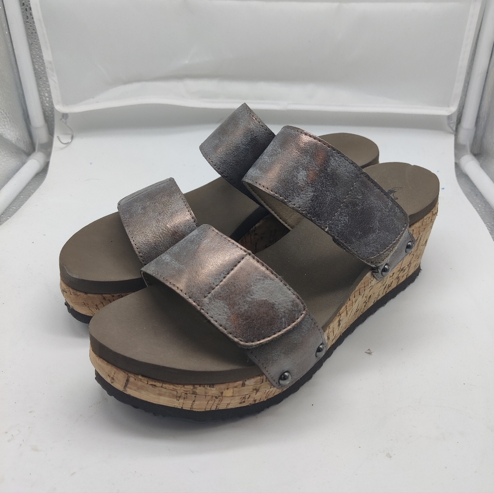 3/$30 SALE -Corky's two-way metallic wedge sz 9